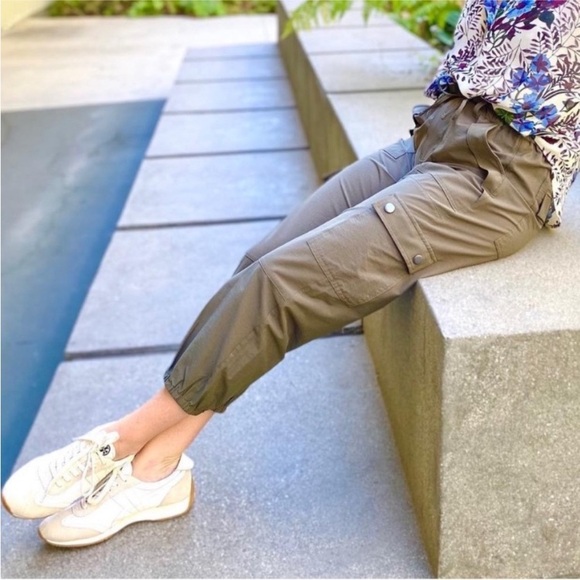 CAbi Quantum Cargo Pants Size M Army Green Ankle Joggers Pockets 4511 - Picture 2 of 12